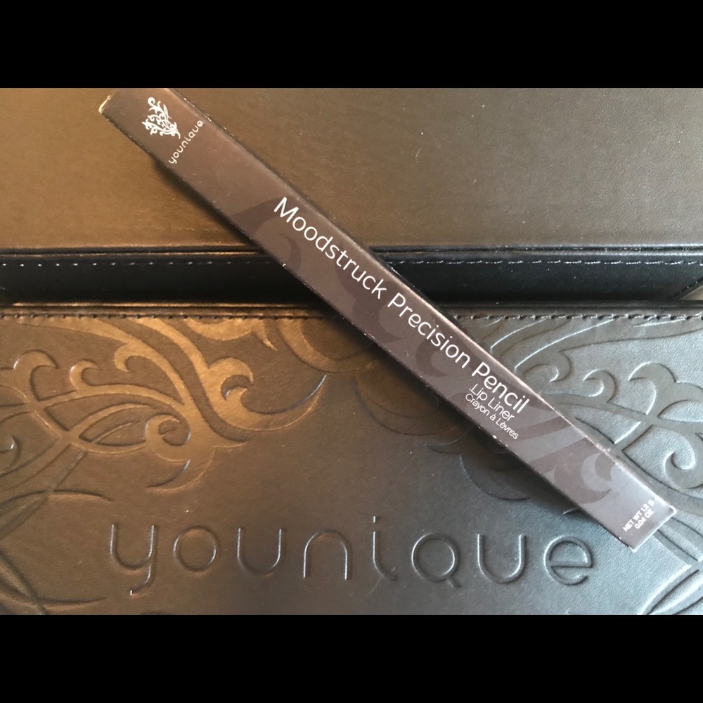 Younique lip liner